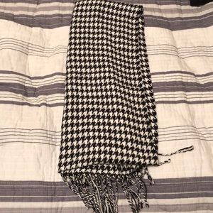 Black and white scarf